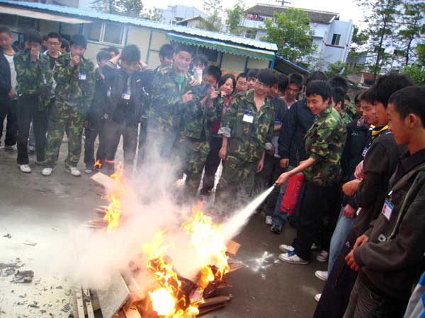 学生亲自操作灭火器灭火