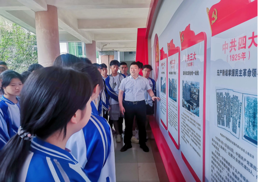 旺苍中学党委书记,校长向荣贵为同学们讲解建党百年史